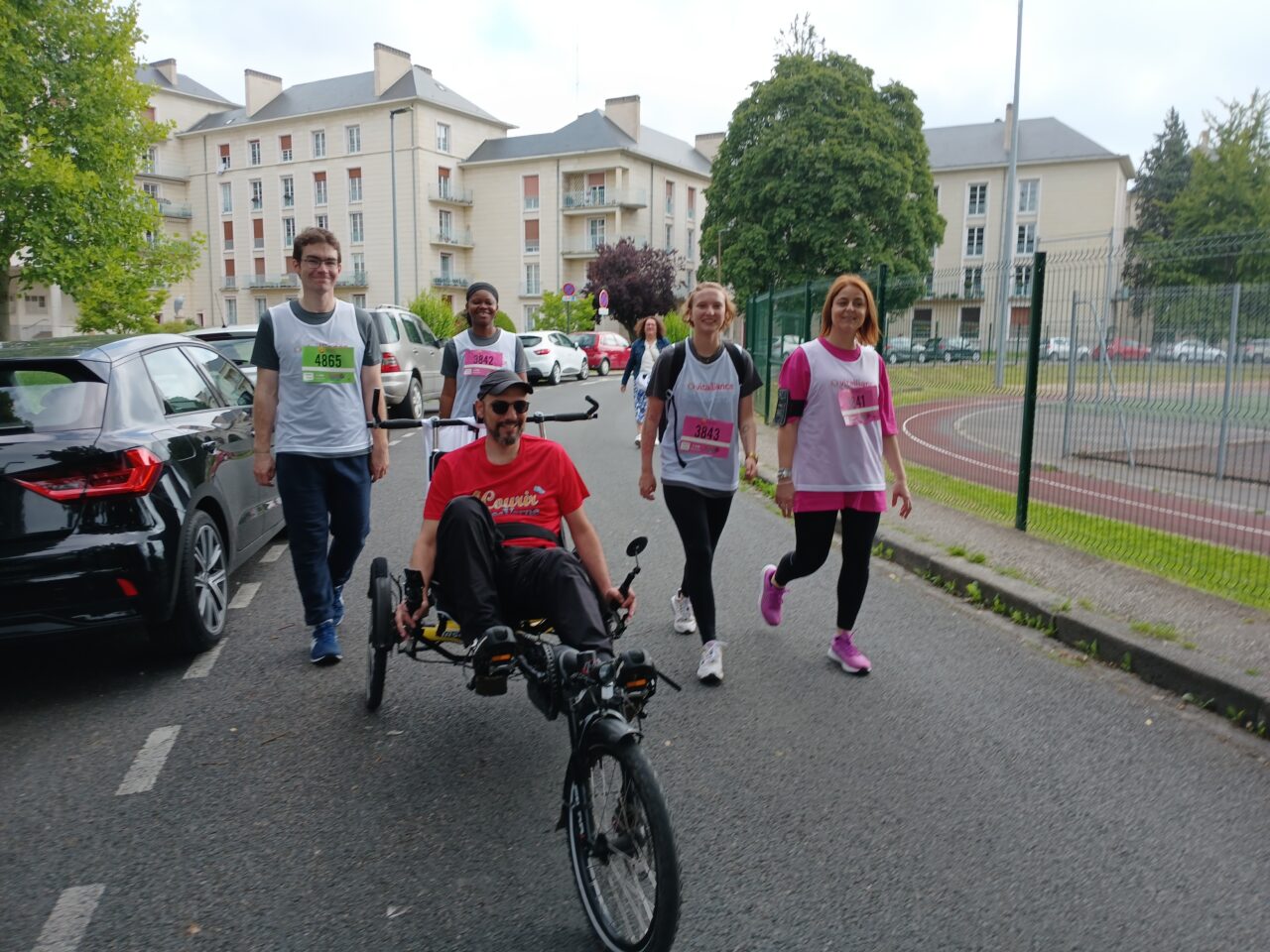 personne atteinte de la Sclérose en place faisant du vélo accompagné de son auxiliaire de vie