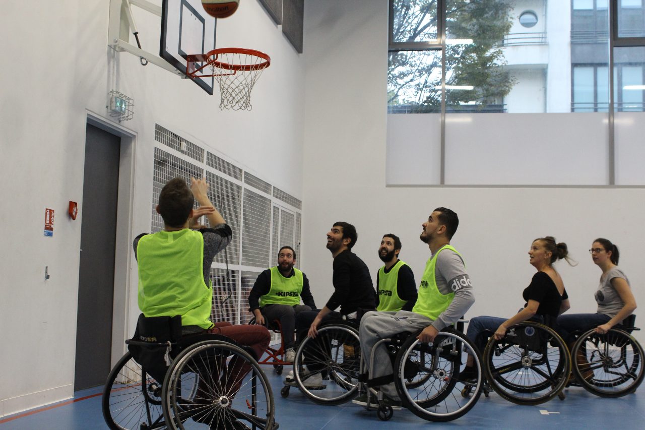 Les collaborateurs de Vitalliance découvrent le Handibasket