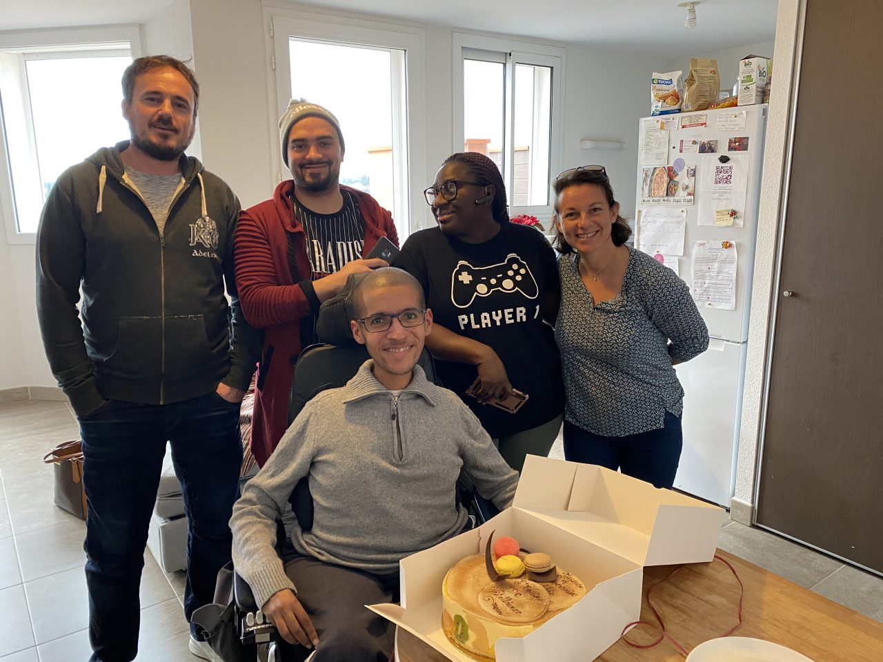 A Vitalliance Montpellier, anniversaire surprise pour un client entouré des auxiliaires de vie