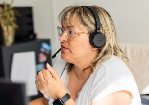 Professionnelle travaillant sur ordinateur pour accompagner des démarches administratives liées aux aides et organismes publics.