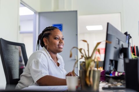 Conseillère avec casque répondant à un appel pour orienter une personne vers des organismes officiels d’aide.