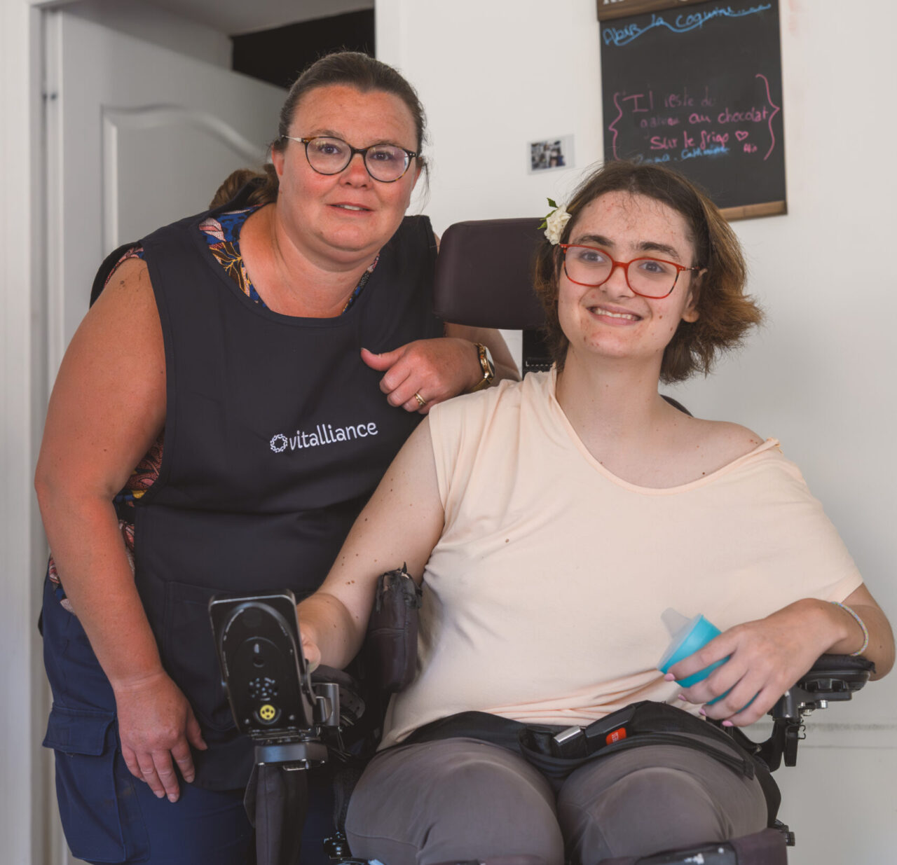 Assistante de vie avec une bénéficiaire en situation de handicap